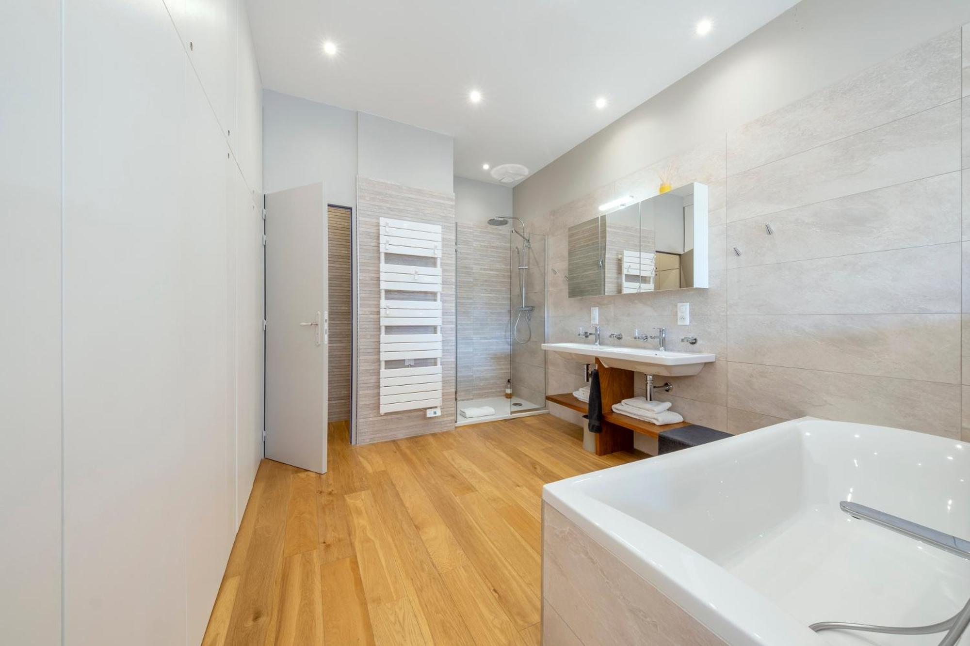 Escale Rochelaise, Gite Urbain Avec Spa Bain Nordique Et Sauna Tonneau La Rochelle  Exterior photo